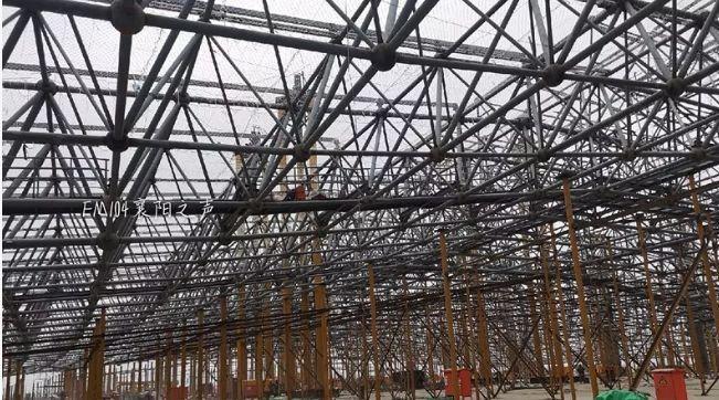 襄陽東津高鐵站建設邁入關鍵階段，首片屋蓋網架鋼結構成功安裝